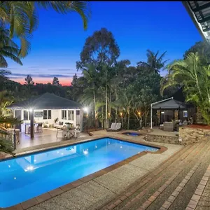 paradise-retreat-resort-home-with-waterfall-pool-on-2000m2.queenslandhotels.net/